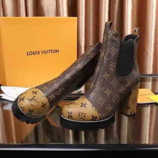 Louis Vuitton मोनोग्राम कैनवास कंट्रास्ट टो कैप चंकी प्लेटफॉर्म एंक्ल बूट्स