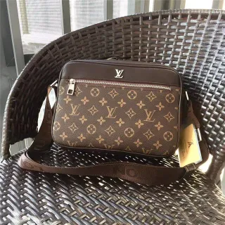 Louis Vuitton मोनोग्राम कैनवास मैसेंजर बैग