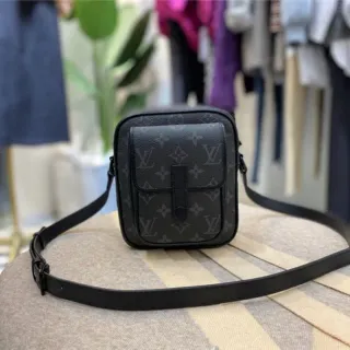 Louis Vuitton Monogram Eclipse bolsa transversal quadrada