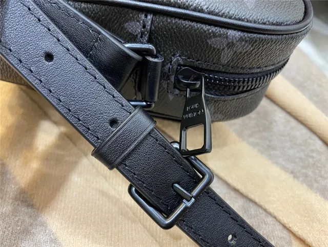 Louis Vuitton Monogram Eclipse bolsa cruzada cuadrada 12