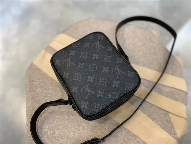 Louis Vuitton Monogram Eclipse bolsa cruzada cuadrada 13