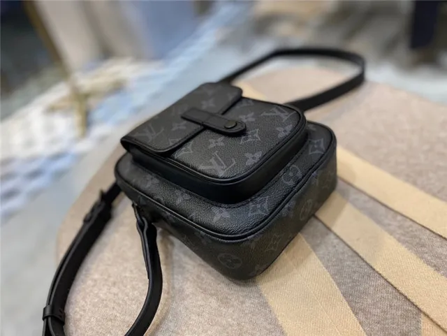 Louis Vuitton Monogram Eclipse bolsa cruzada cuadrada 15