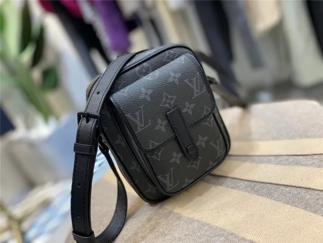 Louis Vuitton Monogram Eclipse bolsa cruzada cuadrada 17