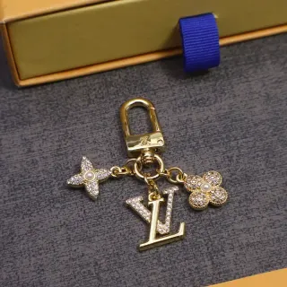 Louis Vuitton Monogram تعويذة زهرة ونجمة حامل المفاتيح ذهبي أزرق معدني محاط بالكريستال سوار