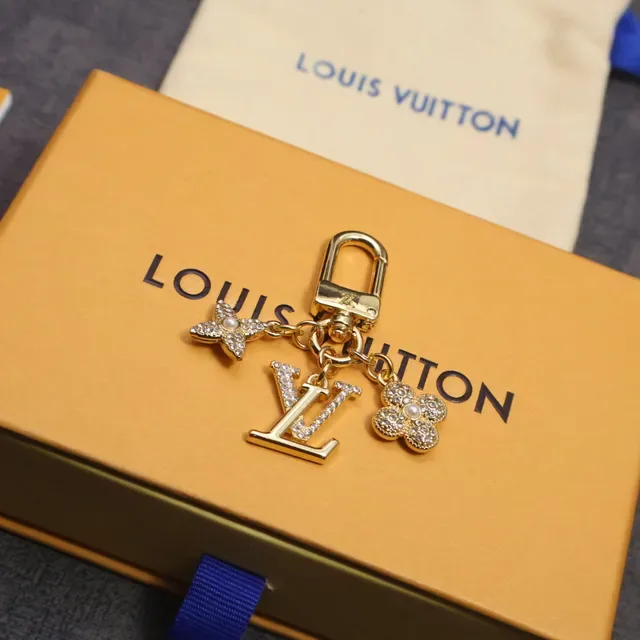 Louis Vuitton Monogram تعويذة زهرة ونجمة حامل المفاتيح ذهبي أزرق معدني محاط بالكريستال سوار 2