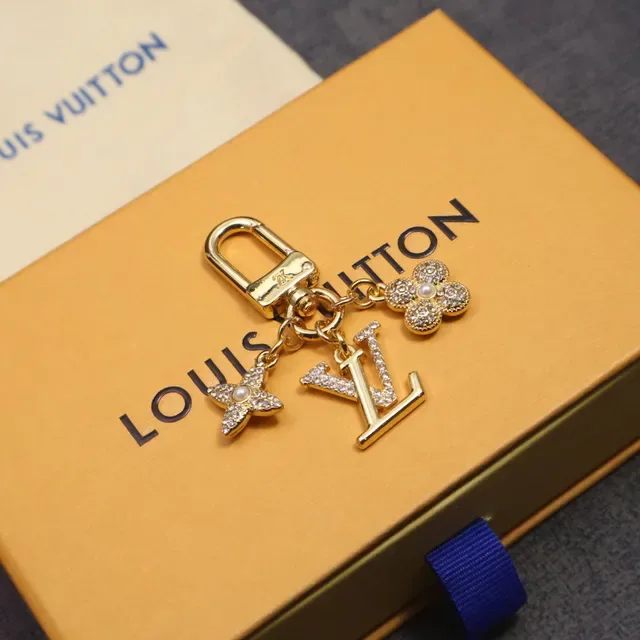 Louis Vuitton Monogram تعويذة زهرة ونجمة حامل المفاتيح ذهبي أزرق معدني محاط بالكريستال سوار 3