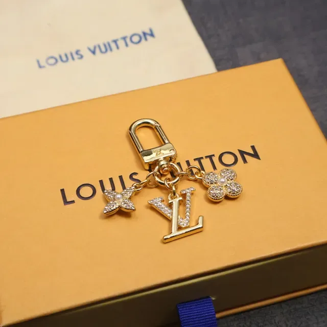 Louis Vuitton Monogram تعويذة زهرة ونجمة حامل المفاتيح ذهبي أزرق معدني محاط بالكريستال سوار 4