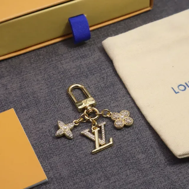 Louis Vuitton Monogram تعويذة زهرة ونجمة حامل المفاتيح ذهبي أزرق معدني محاط بالكريستال سوار 6