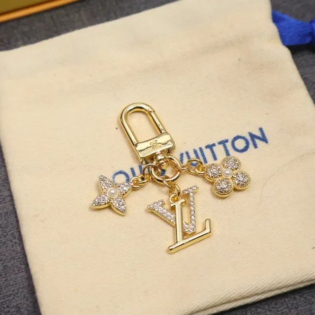 Louis Vuitton Monogram تعويذة زهرة ونجمة حامل المفاتيح ذهبي أزرق معدني محاط بالكريستال سوار 7