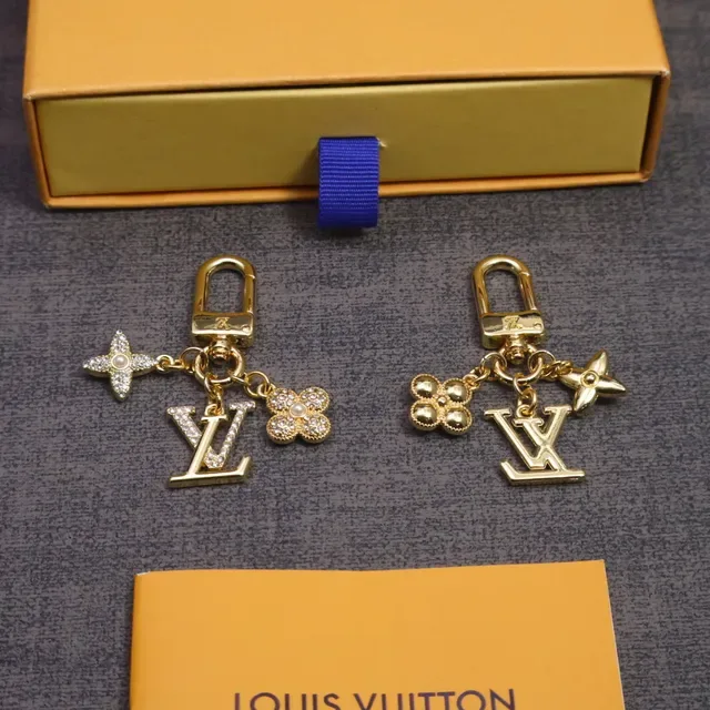 Louis Vuitton Monogram تعويذة زهرة ونجمة حامل المفاتيح ذهبي أزرق معدني محاط بالكريستال سوار 8