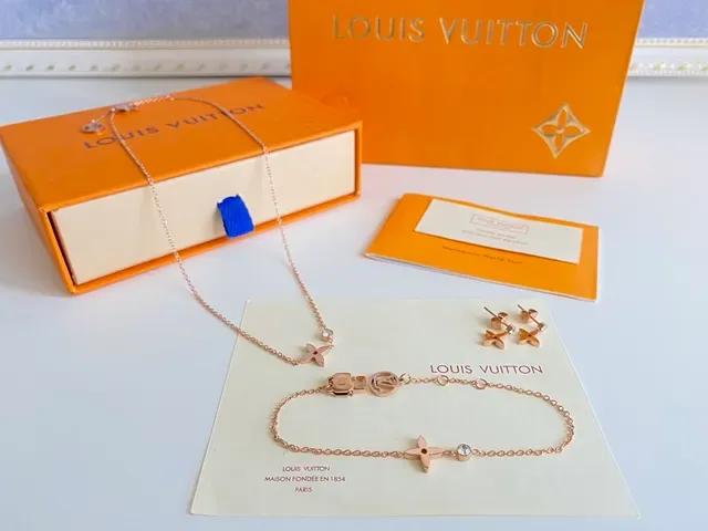 Collar Louis Vuitton Monograma Flor Oro y Plata Motivo Cuatro Pétalos Cadena Fina 2