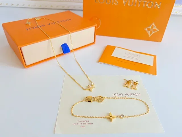 Collar Louis Vuitton Monograma Flor Oro y Plata Motivo Cuatro Pétalos Cadena Fina 3