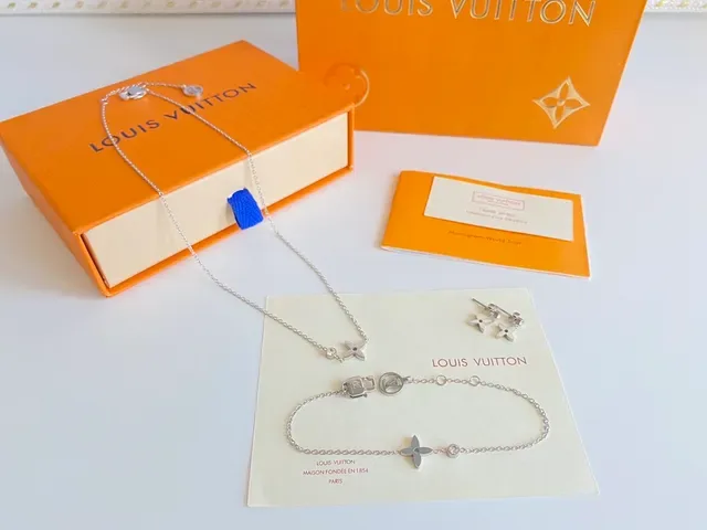 Collar Louis Vuitton Monograma Flor Oro y Plata Motivo Cuatro Pétalos Cadena Fina 5