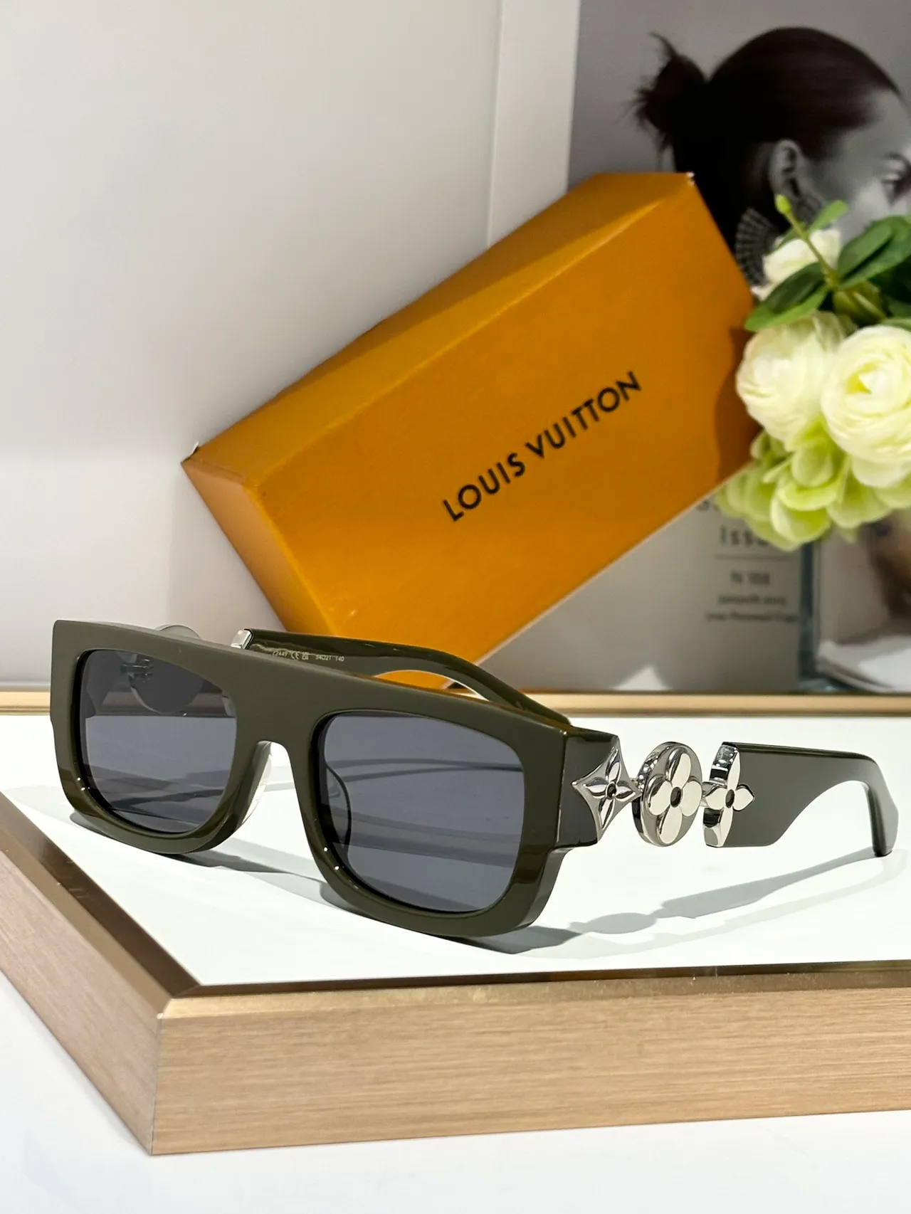 Louis Vuitton 花朵图案 长方形 亮面 黑色 太阳镜 5