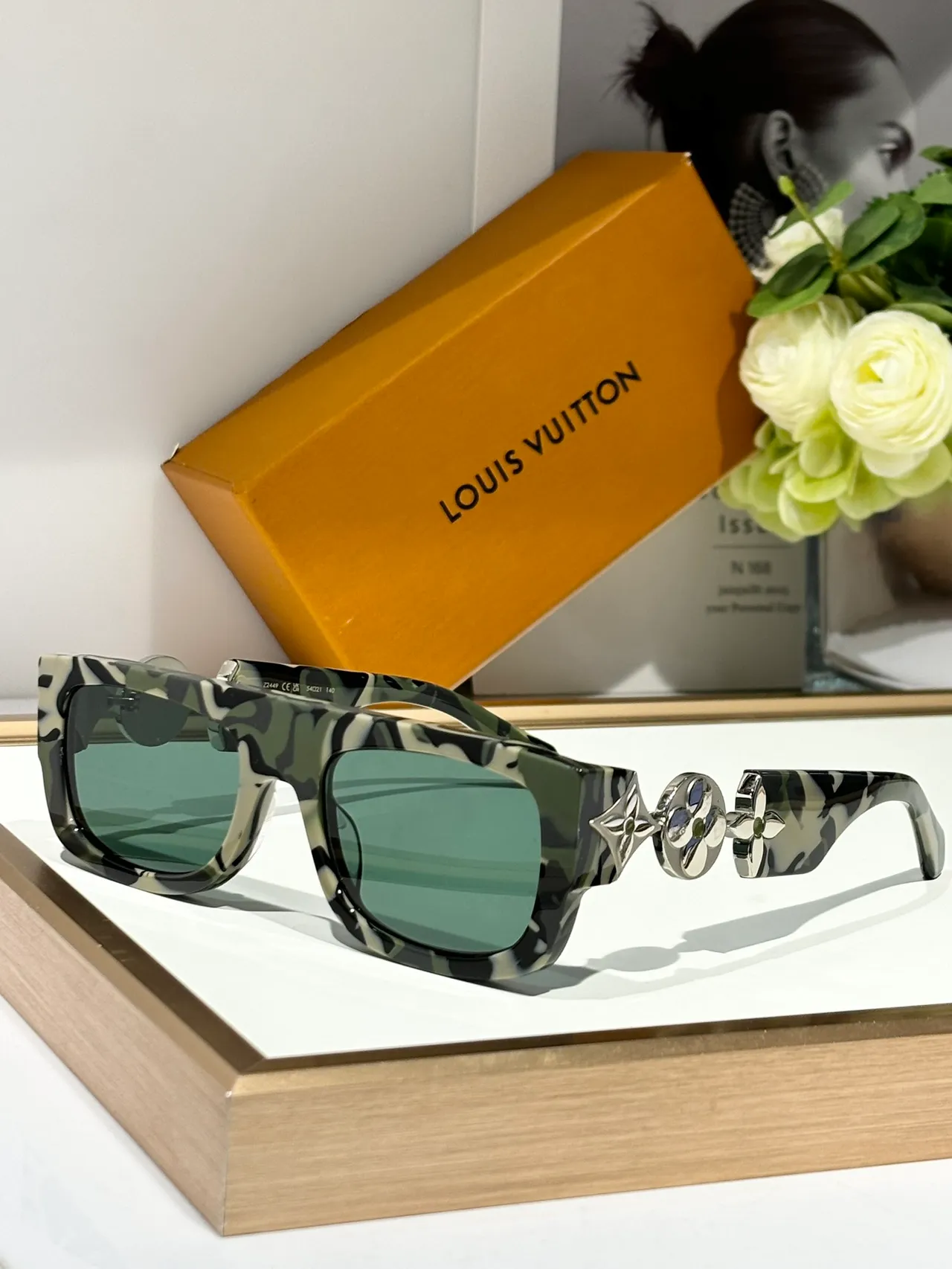 Louis Vuitton 花朵图案 长方形 亮面 黑色 太阳镜 8