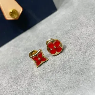 أقراط Louis Vuitton मुनोग्राम زهور أحمر مينا لون ذهبي غير متناظر