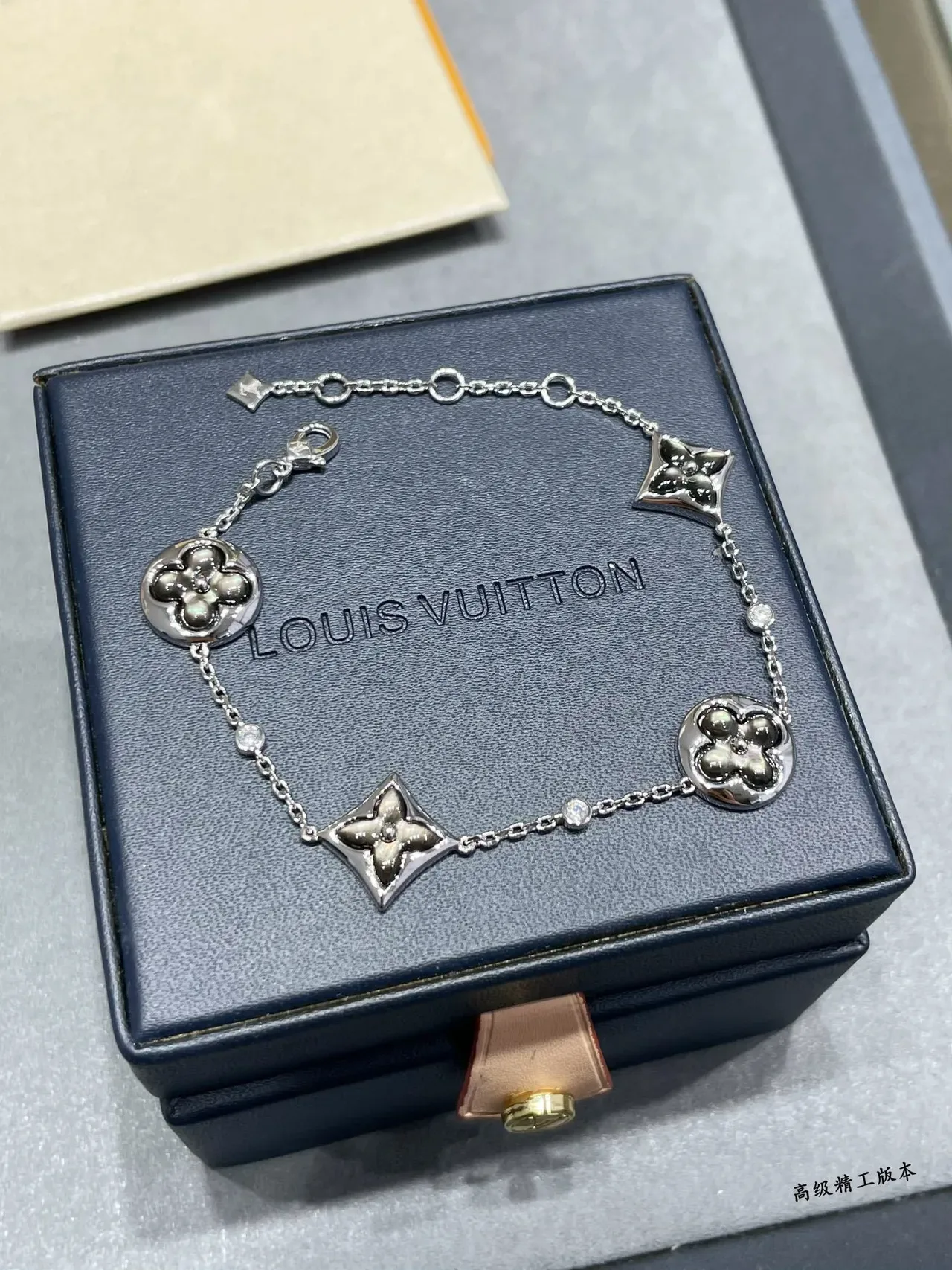 Pulsera Louis Vuitton Monogram Flower Rose Gold-Tone Madreperla 4