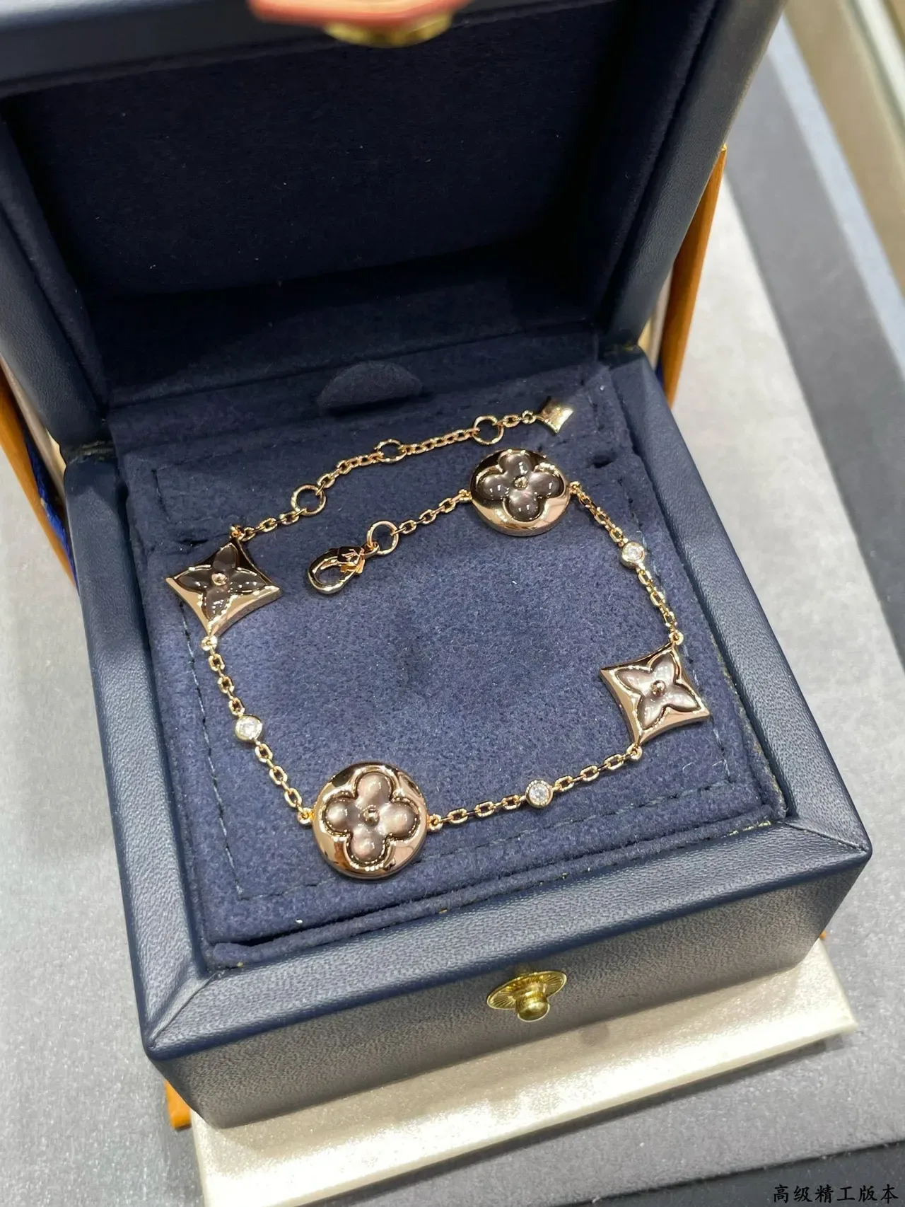 Pulsera Louis Vuitton Monogram Flower Rose Gold-Tone Madreperla 6
