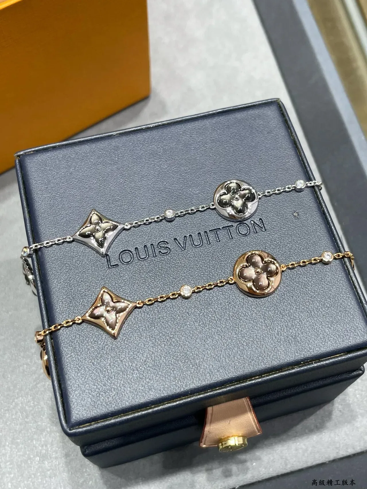 Pulsera Louis Vuitton Monogram Flower Rose Gold-Tone Madreperla 7