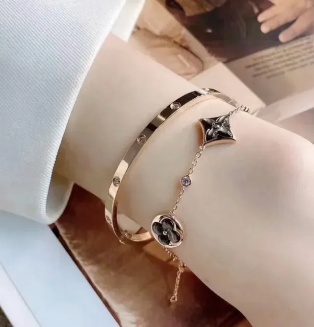 Pulsera Louis Vuitton Monogram Flower Rose Gold-Tone Madreperla 8