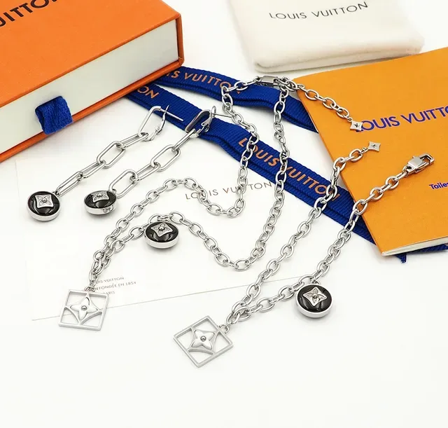 Louis Vuitton Monogram Flower Silver Black Chain-Link Charm Earrings 7