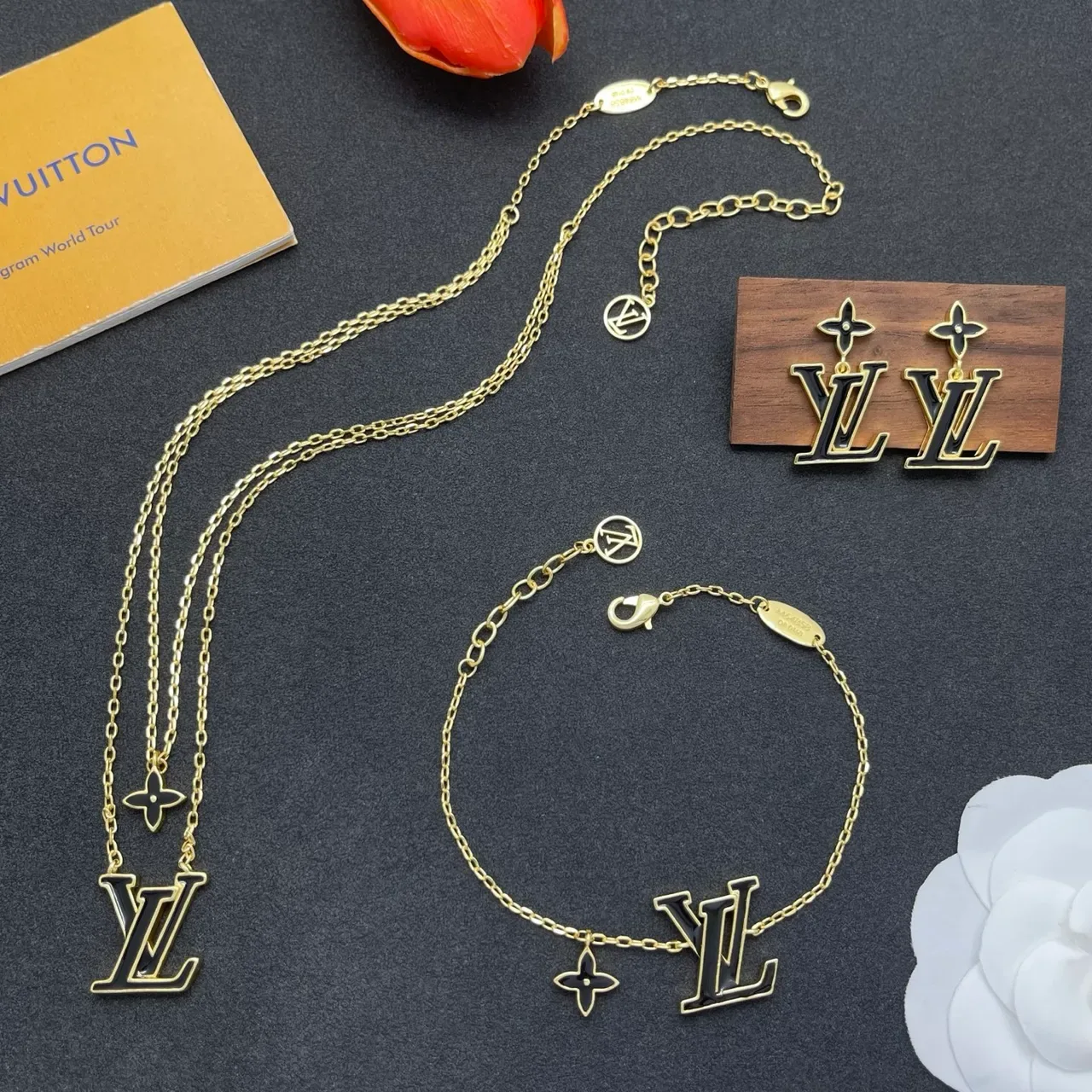 Bracelet Louis Vuitton Monogram Or Noir Chaîne Émail LV Pendentif 2