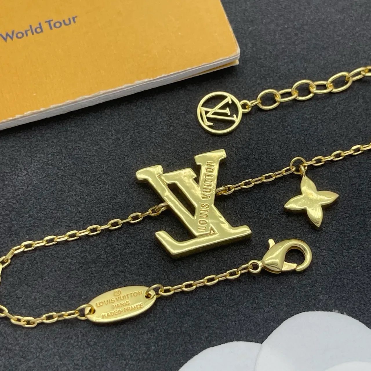 Bracelet Louis Vuitton Monogram Or Noir Chaîne Émail LV Pendentif 3