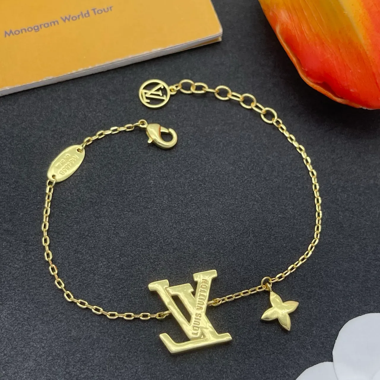 Bracelet Louis Vuitton Monogram Or Noir Chaîne Émail LV Pendentif 4