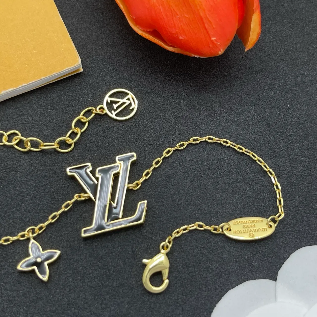 Bracelet Louis Vuitton Monogram Or Noir Chaîne Émail LV Pendentif 5