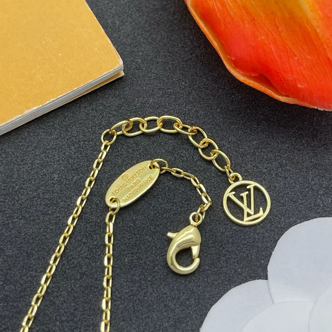 Bracelet Louis Vuitton Monogram Or Noir Chaîne Émail LV Pendentif 6