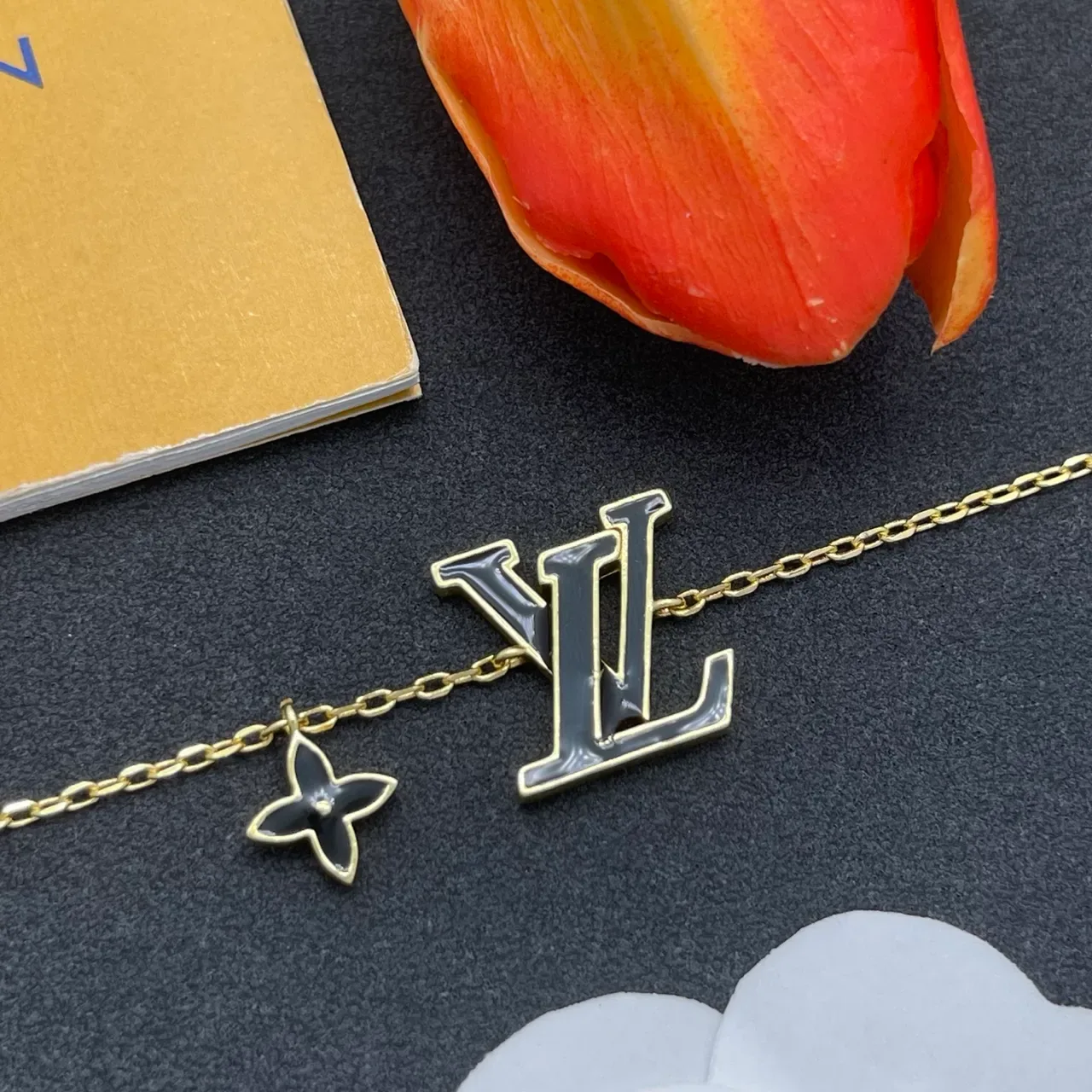 Bracelet Louis Vuitton Monogram Or Noir Chaîne Émail LV Pendentif 7