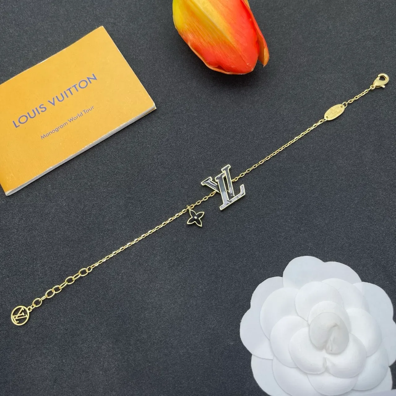 Bracelet Louis Vuitton Monogram Or Noir Chaîne Émail LV Pendentif 8