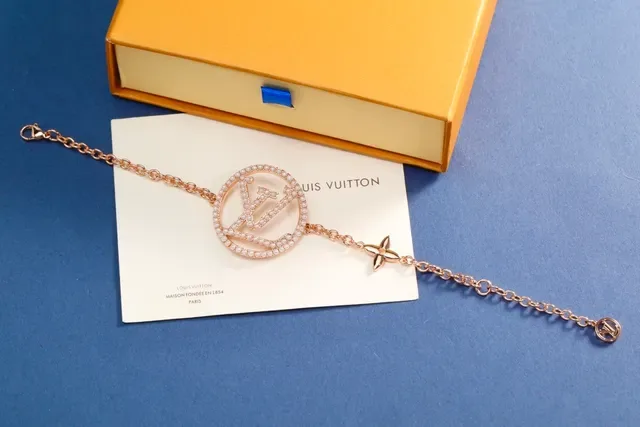 Louis Vuitton Monogram Pearl Circular Pendant Rose Gold-Tone Chain Bracelet 3