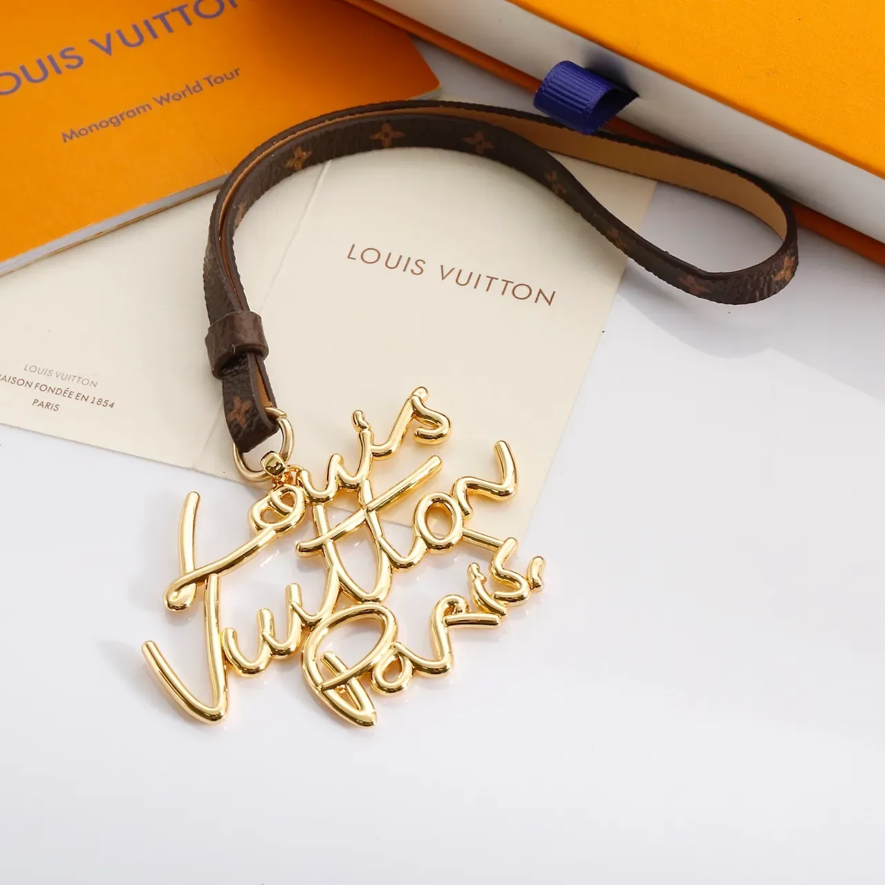 Louis Vuitton Monogram Script Charm سوار معصم 5