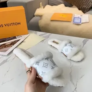Louis Vuitton Monogram Shearling सफेद बेज कैनवास स्लिपर्स