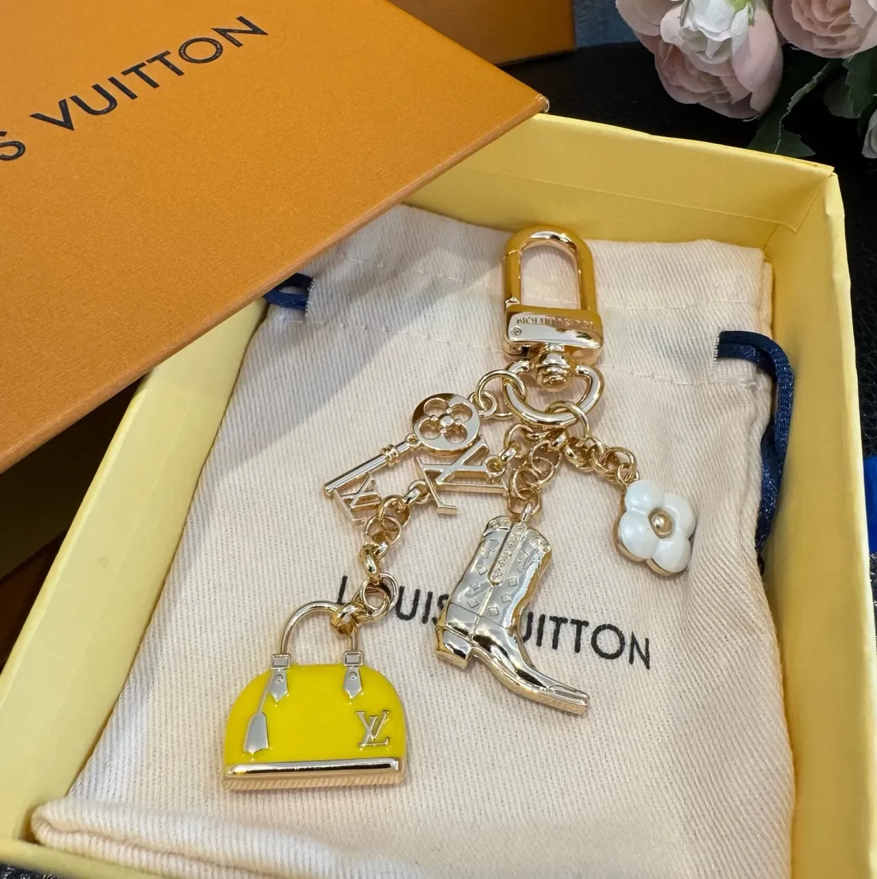 Louis Vuitton Multi-Charm Keyring ذهبي أصفر معدن مينا إسوارة للحقيبة 2