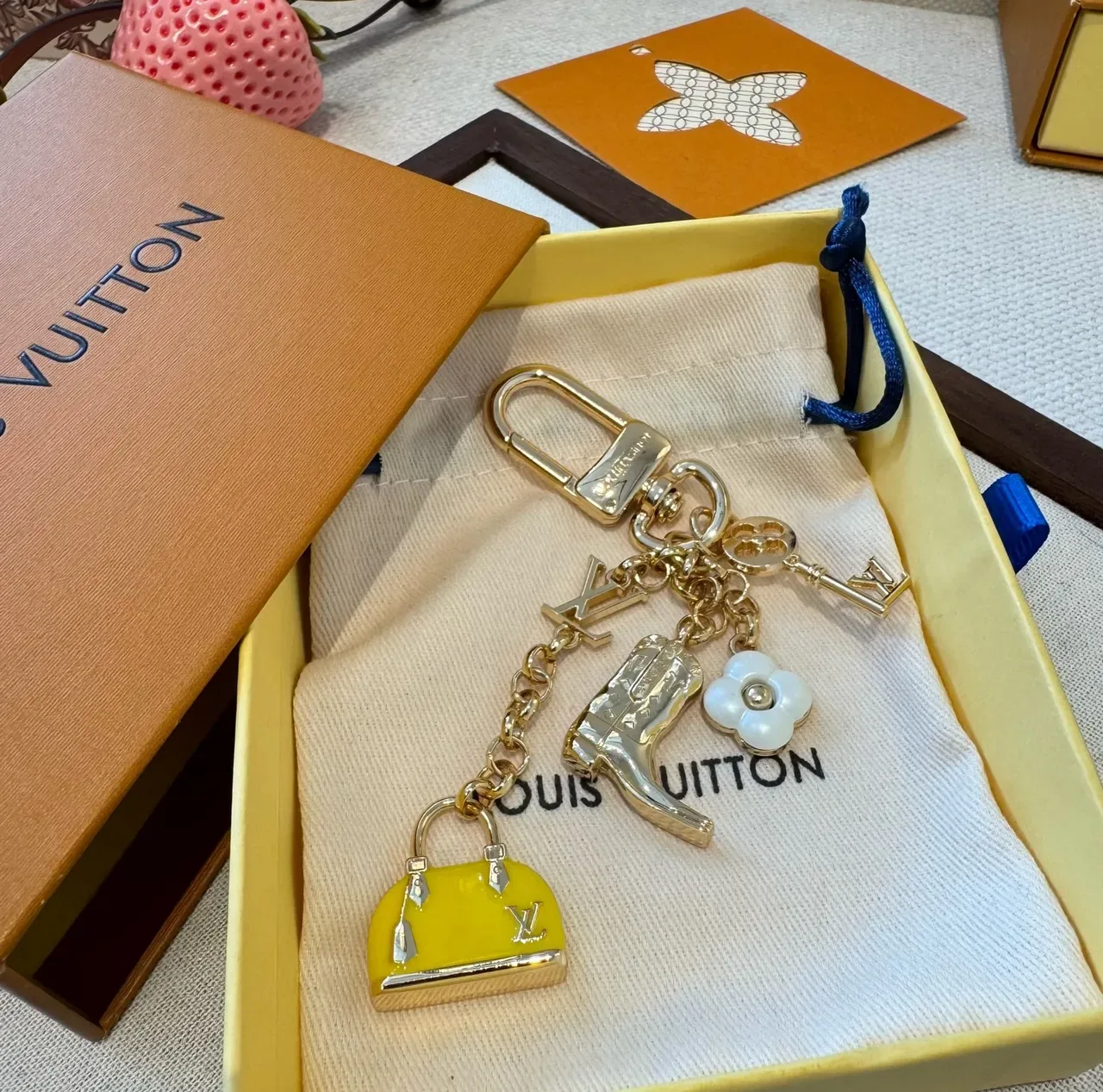 Louis Vuitton Multi-Charm Keyring ذهبي أصفر معدن مينا إسوارة للحقيبة 3