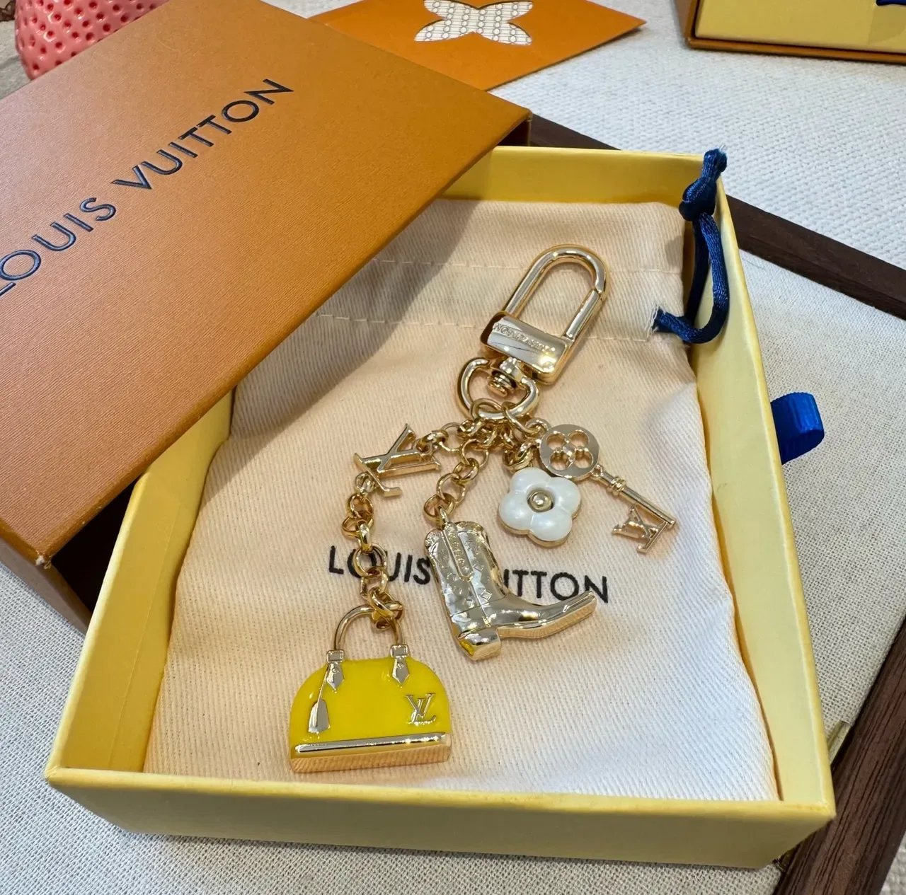 Louis Vuitton Multi-Charm Keyring ذهبي أصفر معدن مينا إسوارة للحقيبة 4