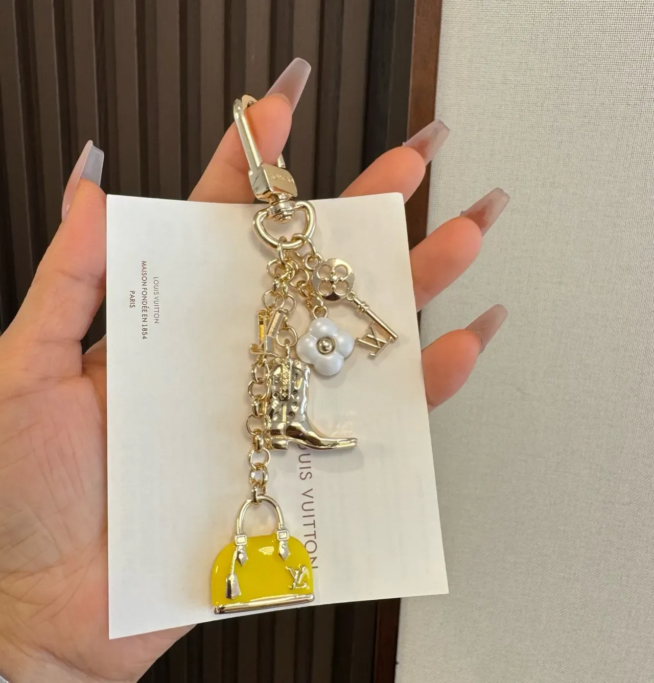 Louis Vuitton Multi-Charm Keyring ذهبي أصفر معدن مينا إسوارة للحقيبة 5