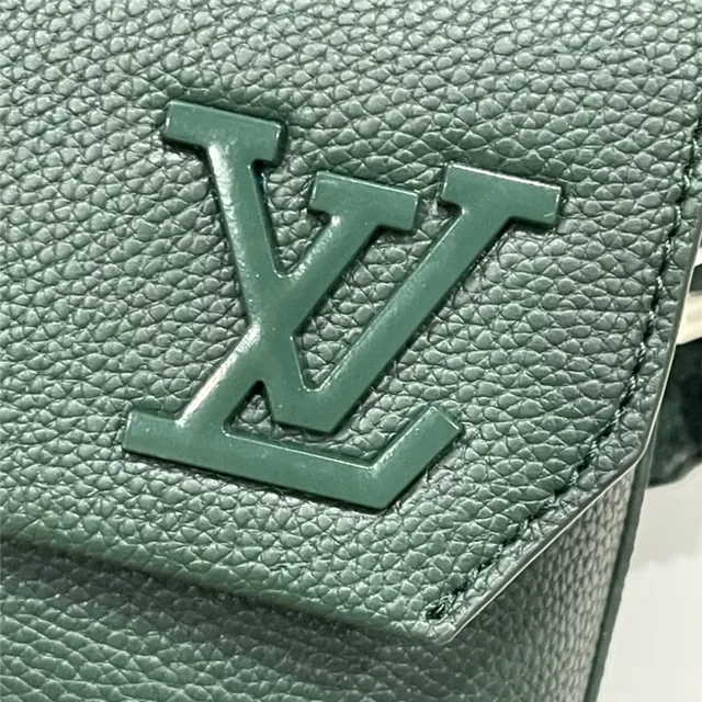 路易威登 Multi Pochette Accessoires 黑色棕色 矩形 翻盖 压花 Monogram 或 Logo 信使包 24