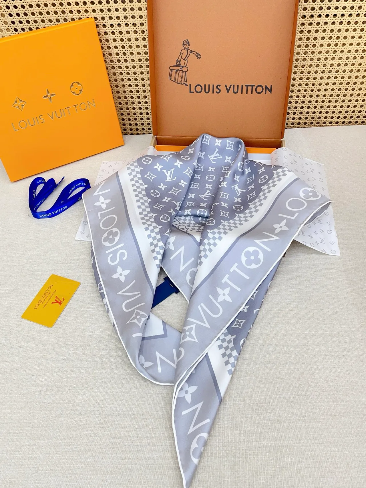 Louis Vuitton MY LV Luggage 90 रेशम का स्कार्फ 5