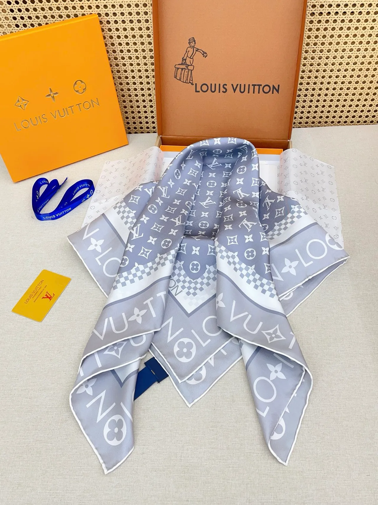 Louis Vuitton MY LV Luggage 90 रेशम का स्कार्फ 6