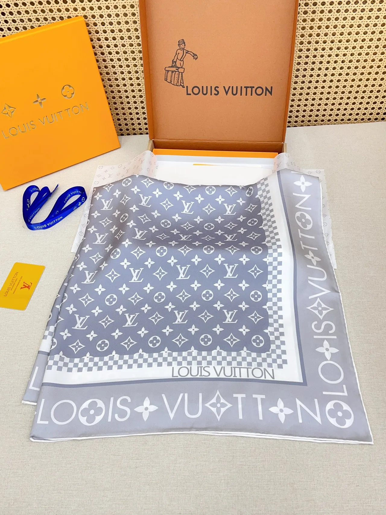 Louis Vuitton MY LV Luggage 90 रेशम का स्कार्फ 8
