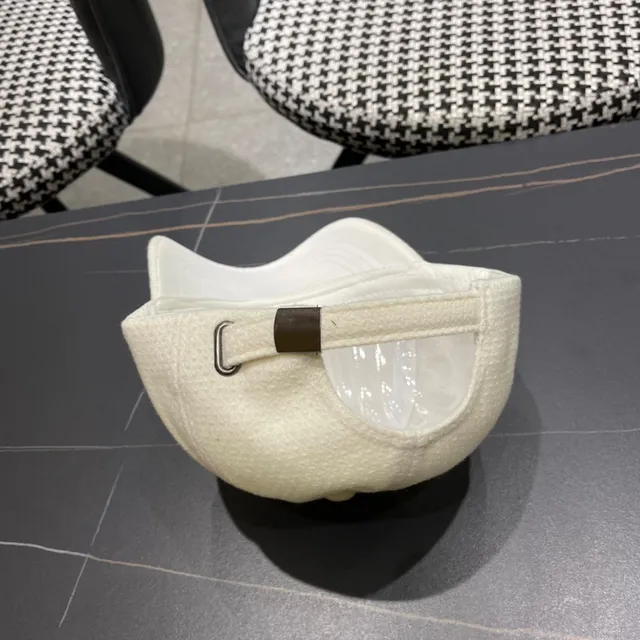 Louis Vuitton Off-White Gorra de béisbol texturizada 10