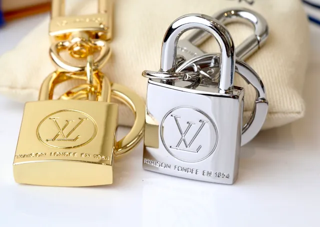Louis Vuitton Chaveiro com Cadeado, Dourado e Prata, Gravado com Monograma, Capa para Celular 2