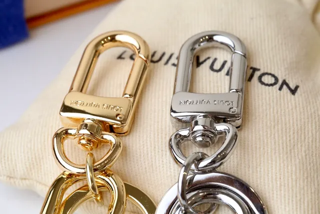 Louis Vuitton Chaveiro com Cadeado, Dourado e Prata, Gravado com Monograma, Capa para Celular 3