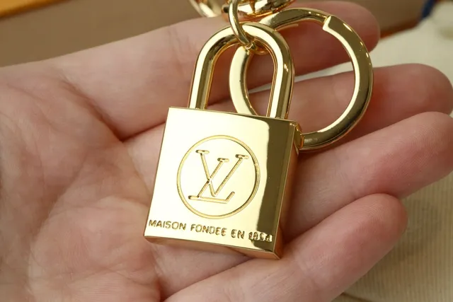 Louis Vuitton Chaveiro com Cadeado, Dourado e Prata, Gravado com Monograma, Capa para Celular 5