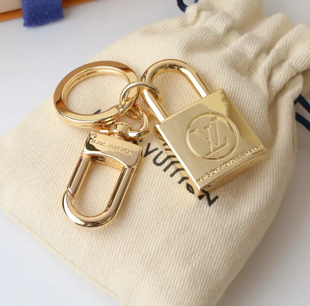 Louis Vuitton Chaveiro com Cadeado, Dourado e Prata, Gravado com Monograma, Capa para Celular 6