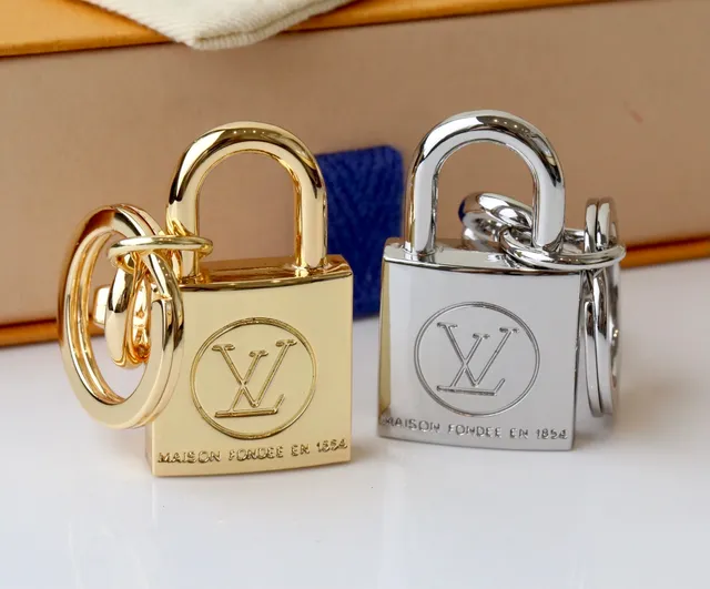 Louis Vuitton Chaveiro com Cadeado, Dourado e Prata, Gravado com Monograma, Capa para Celular 8