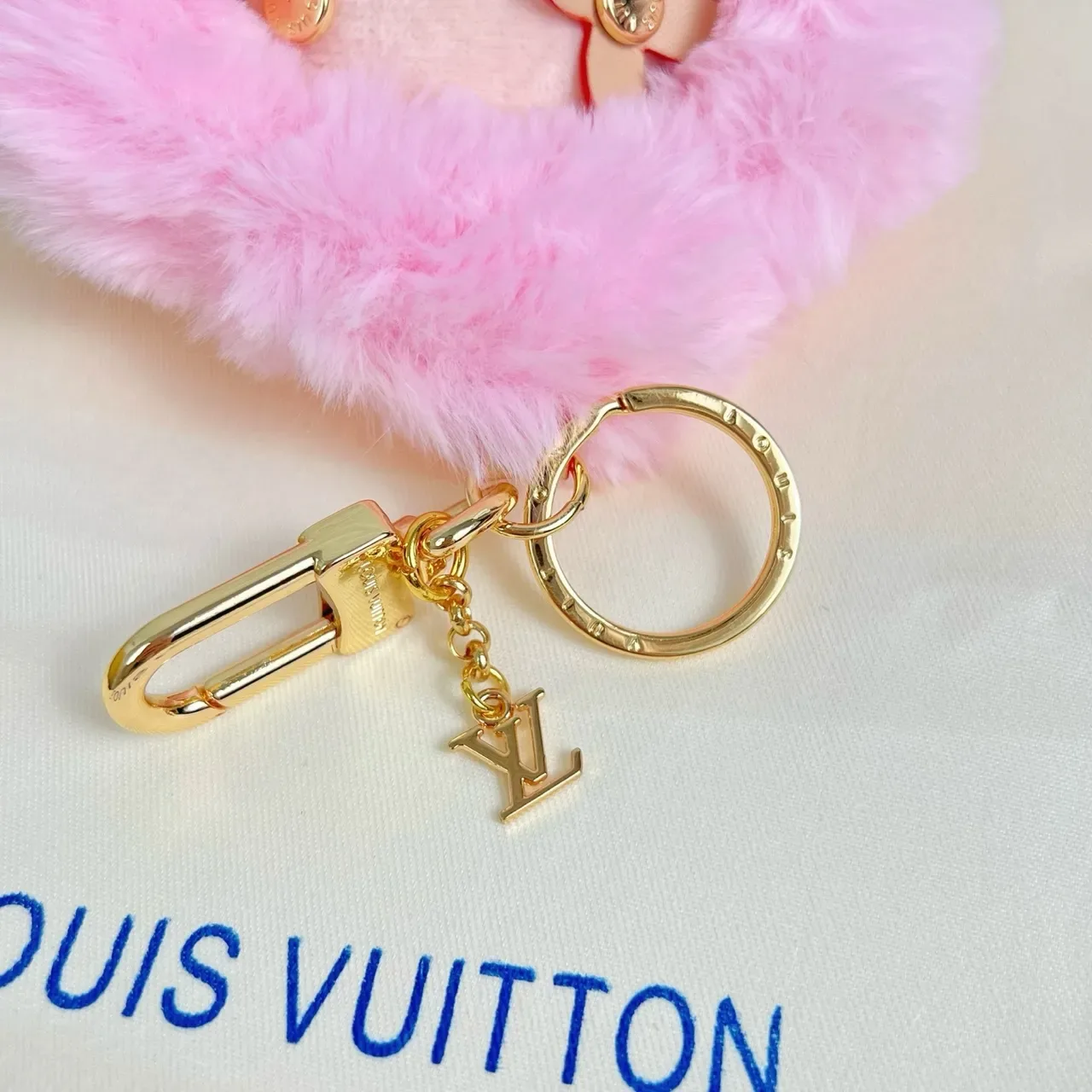 Louis Vuitton Bolsa Cruzada Rosa Bege Pelúcia com Formato de Personagem 2